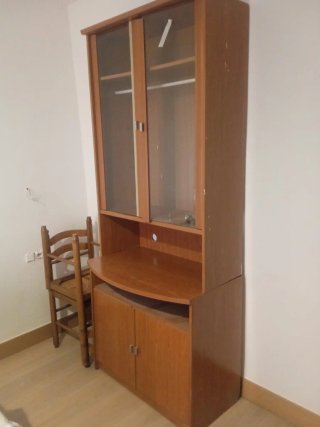 Mueble vitrina y base madera y cristal