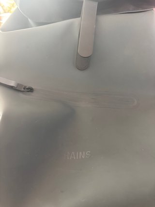 Mochila Rains para portátil comor gris. Impermeabe
