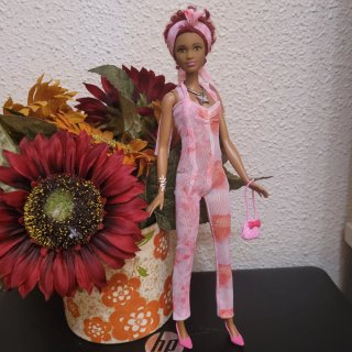 Muñeca Barbie con mono rosa y bolso