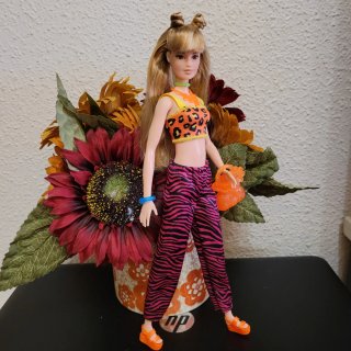 Muñeca barbie con conjunto estampado