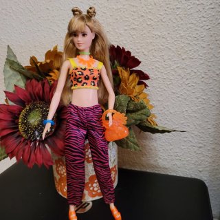 Muñeca barbie con conjunto estampado