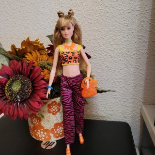 Muñeca barbie con conjunto estampado