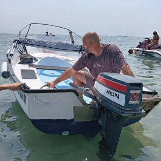Barco con toldo y motor fueraborda