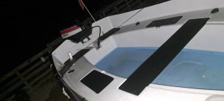 Barco con toldo y motor fueraborda