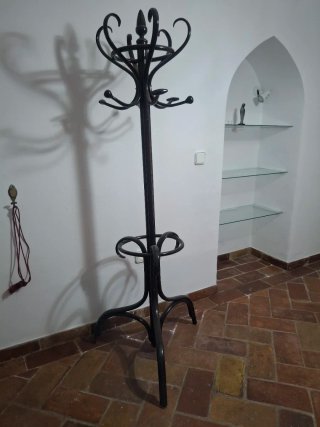 En Carmona. Perchero de pie madera oscura