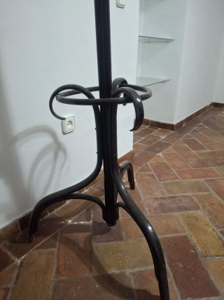En Carmona. Perchero de pie madera oscura