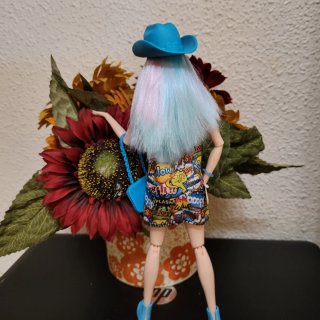 Muñeca barbie articulada con sombrero azul