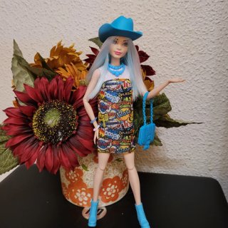 Muñeca barbie articulada con sombrero azul