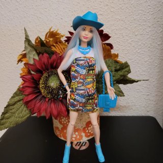 Muñeca barbie articulada con sombrero azul