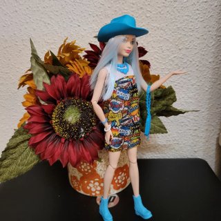 Muñeca barbie articulada con sombrero azul