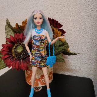 Muñeca barbie articulada con sombrero azul