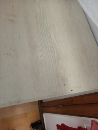 Cómoda de madera beige y grisaseo.