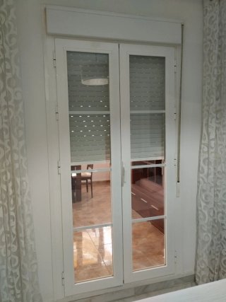 Puerta aluminio climatit y persiana doble hoja