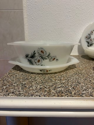 Vajilla antigua de cristal con flores