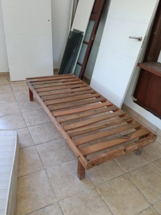 Cama individual de madera con estampado