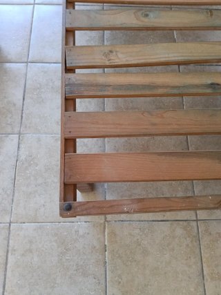 Cama individual de madera con estampado