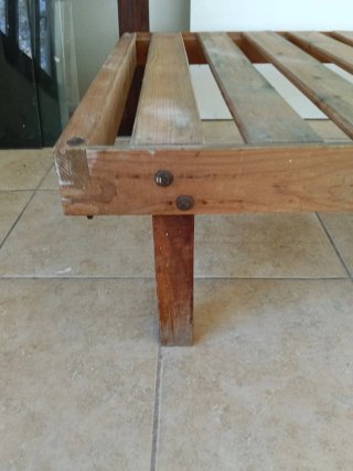 Cama individual de madera con estampado