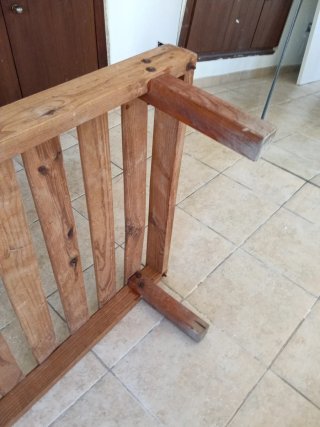 Cama individual de madera con estampado