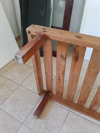 Cama individual de madera con estampado