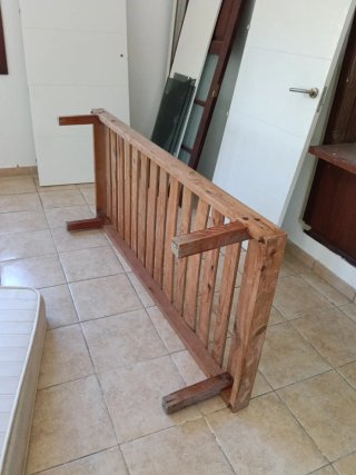 Cama individual de madera con estampado
