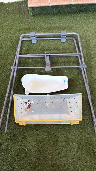 Bañera Stokke con patas y adaptador recién nacido