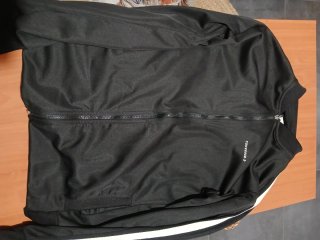 Chaqueta con capucha y cremallera