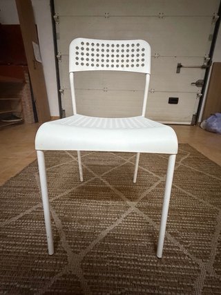 Silla de plástico blanca