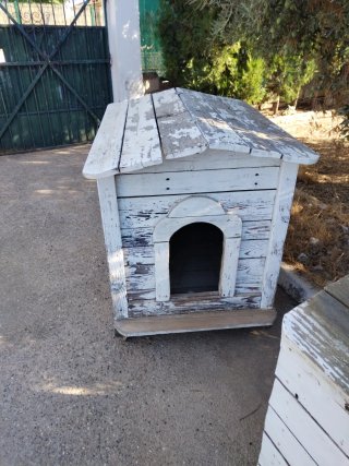 Dos casitas para perros , con ruedas