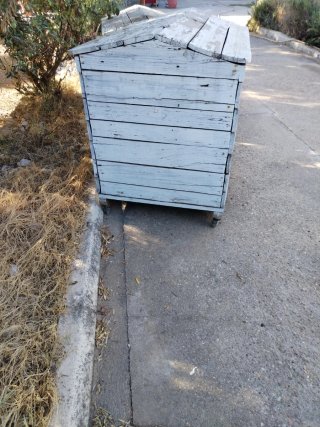 Dos casitas para perros , con ruedas
