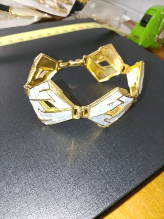 Pulsera de piel dorada y blanca