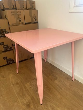 Mesa de comedor rosa metálica