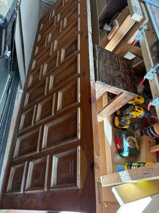 Puerta maciza de madera con vidriera y forja