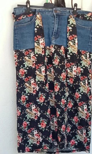 Falda vaquera con estampado floral