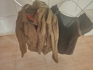 Chaqueta Massimo Dutti verde y jersey negro