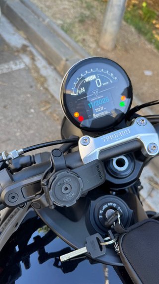 Triumph Trident 660 Negra