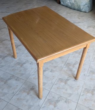 Mesa de comedor de madera