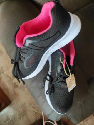 Zapatillas deportivas negras y rosas con etiqueta