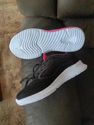 Zapatillas deportivas negras y rosas con etiqueta