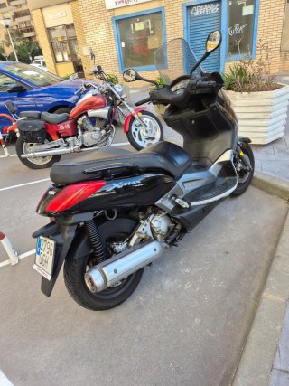 Maxi Scooter Negra