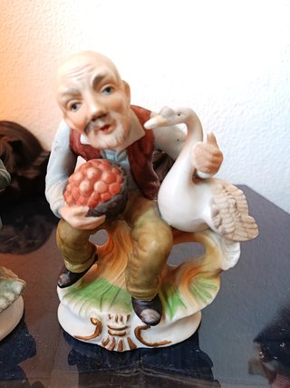 Figuras de abuelitos con gansos y huevos