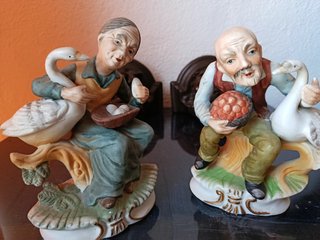 Figuras de abuelitos con gansos y huevos