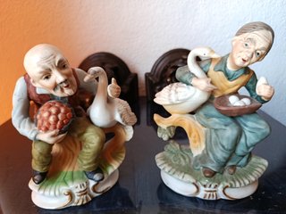 Figuras de abuelitos con gansos y huevos