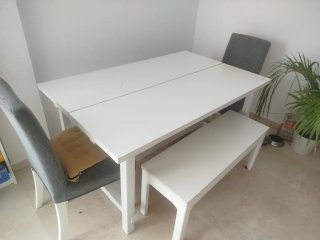 Mesa extensible con 2 bancos y 2 sillas