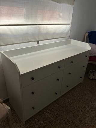 Cómoda blanca de madera