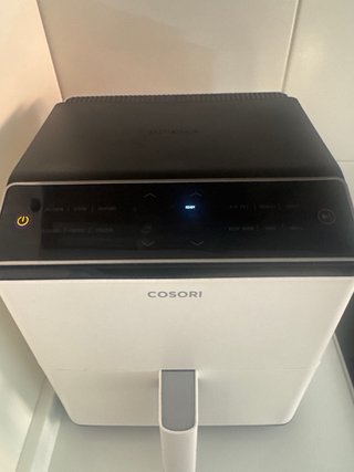 Cosori Dual Blaze 6.4L Blanca. Tiene 1 año