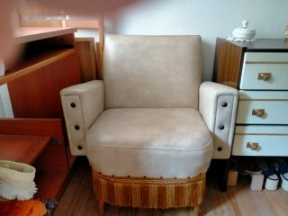 Butaca de dormitorio beige y dorada