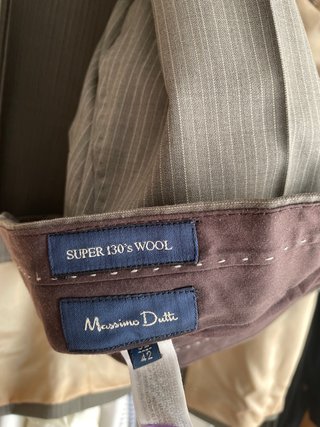 Traje de chaqueta hombre gris con rayas pequeñas.