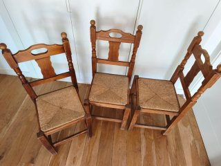 Tres sillas de enea y madera de pino