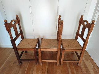 Tres sillas de enea y madera de pino