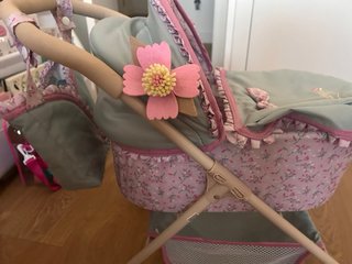 Carrito de bebé de juguete floral
